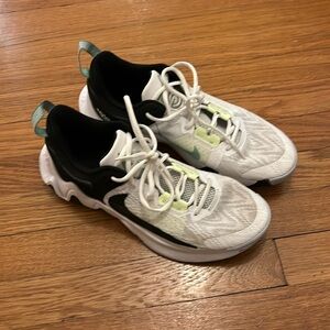 Men’s size 9 Nike Basketball sneakers